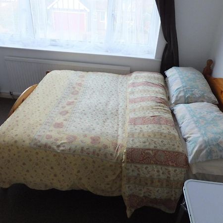 Many Worlds Meet - Eurostar, Wimbledon 30 Mins, Central London, Gatwick 15 Mins - Spacious, Sleeps Up To 16 Plus Cot - Free Wifi, Parking - Next To Lloyd Park, Great For Families, Walkers, Relocators - Ideal For Contractors ครอยดอน ภายนอก รูปภาพ