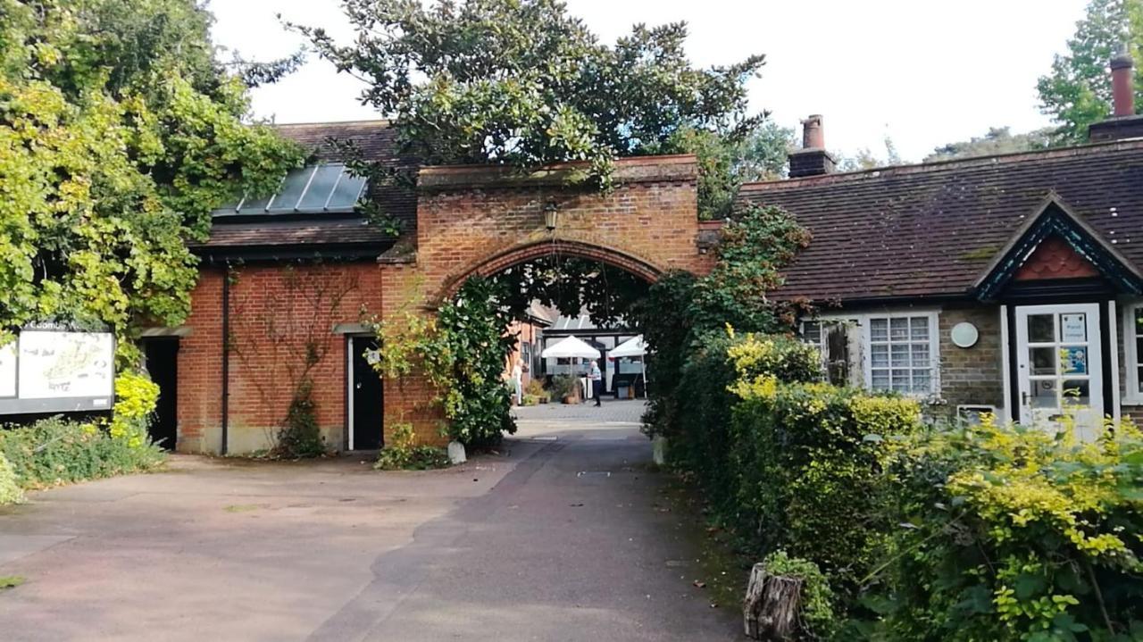 Many Worlds Meet - Eurostar, Wimbledon 30 Mins, Central London, Gatwick 15 Mins - Spacious, Sleeps Up To 16 Plus Cot - Free Wifi, Parking - Next To Lloyd Park, Great For Families, Walkers, Relocators - Ideal For Contractors ครอยดอน ภายนอก รูปภาพ