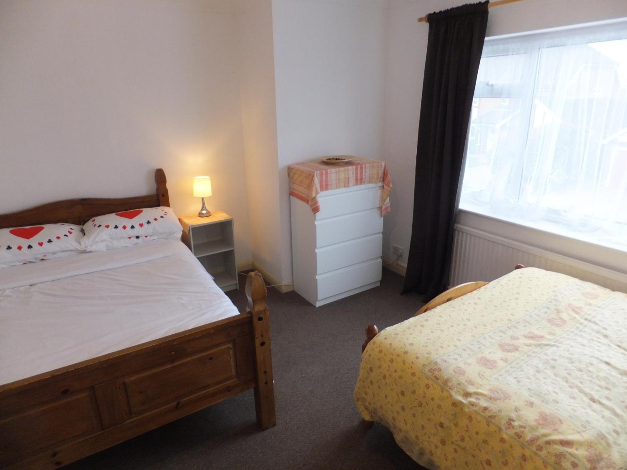 Many Worlds Meet - Eurostar, Wimbledon 30 Mins, Central London, Gatwick 15 Mins - Spacious, Sleeps Up To 16 Plus Cot - Free Wifi, Parking - Next To Lloyd Park, Great For Families, Walkers, Relocators - Ideal For Contractors ครอยดอน ภายนอก รูปภาพ